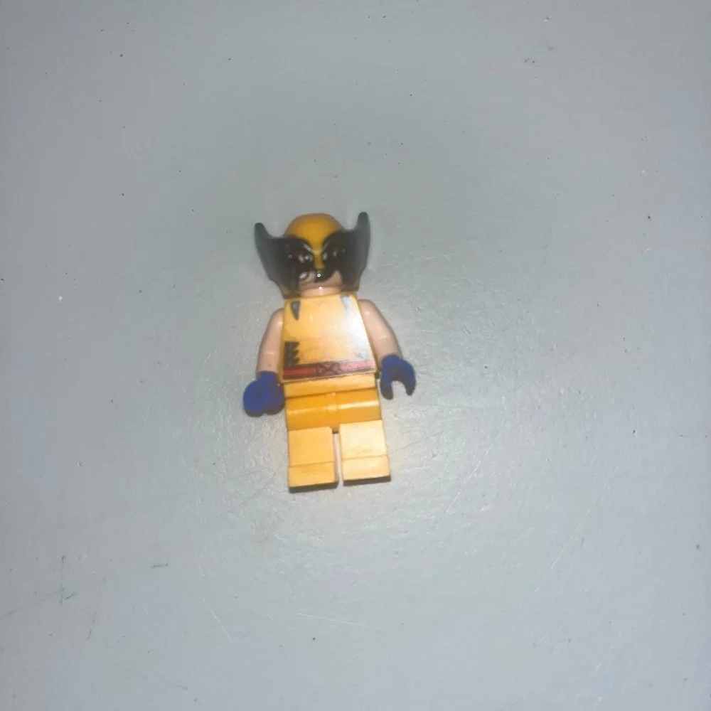LEGO Marvel Superheroes Wolverine Mask, Blue Hands Minifigure from 76202 - Picture 2 of 6